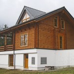 Holzhaus-Rundbohlen-Rundbalken-Wohnhaus-henkel1_g