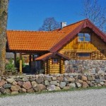 Holzhaus-Rundbohlen-Rundbalken-Wohnhaus-Fruehling-02