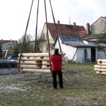 Holzhaus-Rundbohlen-Rundbalken-Wohnhaus-Aufbau-gein1_g