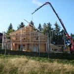 Holzhaus-Rundbohlen-Rundbalken-Wohnhaus-Aufbau-Leh8_g