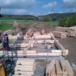 Holzhaus-Rundbohlen-Rundbalken-Wohnhaus-Aufbau-schu1_g