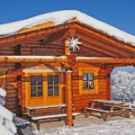Holzhaus-Rundbohlen-Rundbalken-Wohnhaus-Winter-Beer-F5-kl