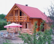 Holzhaus-Rundbohlen-Rundbalken-Wohnblockhaus-ASchu5_g