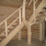 Holzhaus-Rundbohlen-Rundbalken-Wohnhaus-Innen-Treppehenkel6_g