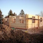 Holzhaus-Rundbohlen-Rundbalken-Wohnhaus-Aufbau-Schm3