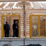 Holzhaus-Rundbohlen-Rundbalken-Wohnhaus-Aufbau-gein10_g