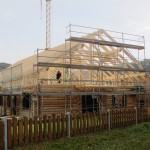 rundbohlenhaus-rohbau-dachstuhl