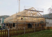 rundbohlenhaus-rohbau-dachstuhl